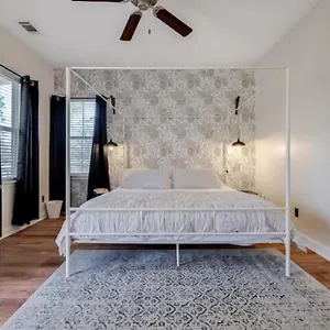 Honey, I'm Near - Seen On Hgtv Holiday home Savannah